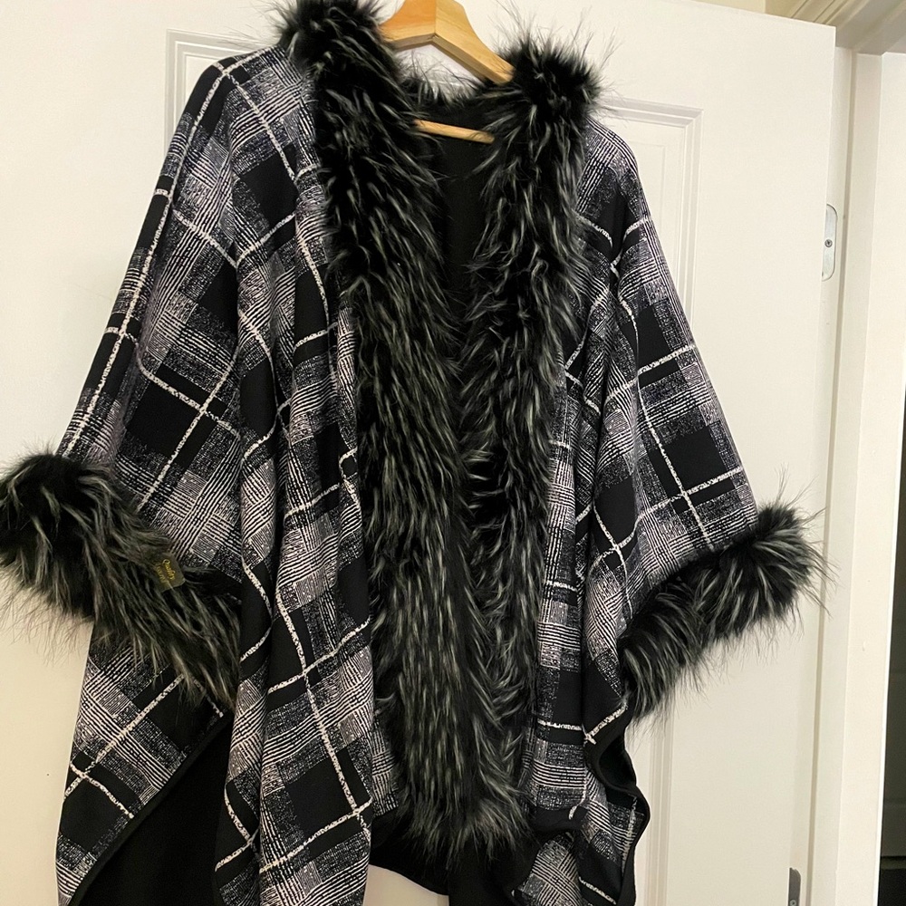 New just Jamie poncho with faux fur on the borders
